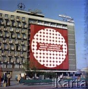 1.05.1975, Warszawa, Polska.
Obchody Święta Pracy. Budynek hotelu Metropol przy ulicy Marszałkowskiej 99A z okolicznościowymi propagandowym napisem: 