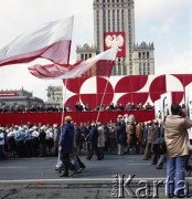 1.05.1979, Warszawa, Polska.
Obchody Święta Pracy. Przywódcy partyjni i przedstawiciele władz obserwują pochód z trybuny honorowej na placu Defilad. W środku, w mundurze, generał Wojciech Jaruzelski, obok z podniesioną ręką Stefan Olszowski. 3. od prawej I sekretarz Komitetu Warszawskiego PZPR Alojzy Karkoszka, dalej I sekretarz KC PZPR Edward Gierek i premier Piotr Jaroszewicz.
Fot. Edward Grochowicz zbiory Ośrodka KARTA