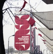 1.05.1979, Warszawa, Polska.
Obchody Święta Pracy. Budynek banku PKO z transparentem propagandowym: 