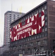 1.05.1979, Warszawa, Polska.
Obchody Święta Pracy. Okolicznościowy transparent propagandowy na 