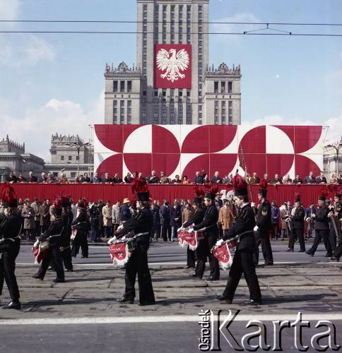 1.05.1979, Warszawa, Polska.
Obchody Święta Pracy. Przywódcy partyjni i przedstawiciele władz obserwują pochód z trybuny honorowej na placu Defilad. W centrum, w mundurze, generał Wojciech Jaruzelski, tłum pozdrawia premier Piotr Jaroszewicz, dalej I sekretarz KC PZPR Edward Gierek, I sekretarz Komitetu Warszawskiego PZPR Alojzy Karkoszka, przewodniczący Rady Państwa Henryk Jabłoński.
Fot. Edward Grochowicz zbiory Ośrodka KARTA