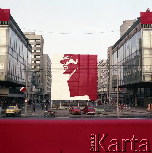 1.05.1979, Warszawa, Polska.
Obchody Święta Pracy. Okolicznościowy transparent propagandowy z wizerunkiem Włodzimierza Lenina na ulicy Marszałkowskiej.
Fot. Edward Grochowicz zbiory Ośrodka KARTA