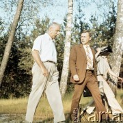 Sierpień 1974, Konewka k. Spały, Polska.
I sekretarz KC PZPR Edward Gierek (po lewej) podczas spaceru po lesie.
Fot. Edward Grochowicz, zbiory Ośrodka KARTA