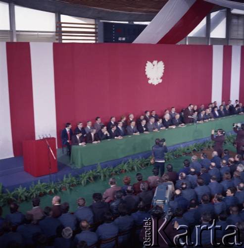 1980, Warszawa, Polska.
Posiedzenie Frontu Jedności Narodu w hali sportowej Akademii Wychowania Fizycznego w Warszawie. 10. od lewej I sekretarz Komitetu Warszawskiego PZPR Alojzy Karkoszka, dalej I sekretarz KC PZPR Edward Gierek, NN, prezydent Warszawy Jerzy Majewski.
Fot. Edward Grochowicz, zbiory Ośrodka KARTA