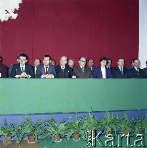 1980, Warszawa, Polska.
Posiedzenie Frontu Jedności Narodu w hali sportowej Akademii Wychowania Fizycznego w Warszawie. 1. od lewej prezydent Warszawy Jerzy Majewski.
Fot. Edward Grochowicz, zbiory Ośrodka KARTA