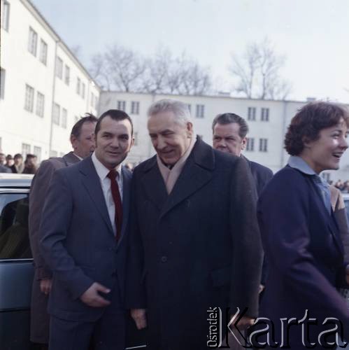 1980, Warszawa, Polska.
Wizyta I sekretarza KC PZPR Edwarda Gierka (pośrodku) w Akademii Wychowania Fizycznego, prawdopodobnie przed posiedzeniem Frontu Jedności Narodu.
Fot. Edward Grochowicz, zbiory Ośrodka KARTA