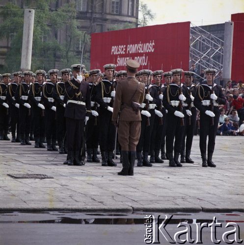 9.05.1980, Warszawa, Polska.
Dzień Zwycięstwa. W paradzie z okazji 35. rocznicy zakończenia II wojny światowej biorą udział żołnierze Marynarki Wojennej.
Fot. Edward Grochowicz, zbiory Ośrodka KARTA
