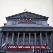 1.05.1981, Warszawa, Polska.
Obchody święta 1 Maja na Placu Teatralnym, na fasadzie Teatru Wielkiego widoczny transparent z napisem: 