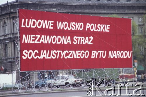 1.05.1982, Warszawa, Polska.
Święto 1 Maja. Na pierwszym planie widoczny transparent ustawiony przy Placu Zwycięstwa (obecnie Plac Józefa Piłsudskiego), przed Hotelem Europejskim.
Fot. Edward Grochowicz, zbiory Ośrodka KARTA