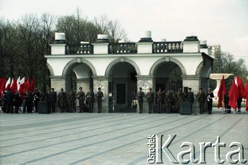 1.05.1982, Warszawa, Polska.
Obchody święta 1 Maja na Placu Zwycięstwa (obecnie Plac Piłsudskiego). Przy Grobie Nieznanego Żołnierza stoją żołnierze ludowego Wojska Polskiego.
Fot. Edward Grochowicz, zbiory Ośrodka KARTA