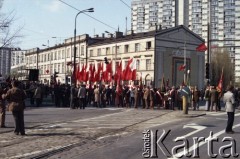 1.05.1982, Warszawa, Polska.
Obchody Święta Pracy. Uroczystości rozpoczynają się Placu Grzybowskim. 
Fot. Edward Grochowicz, zbiory Ośrodka KARTA
