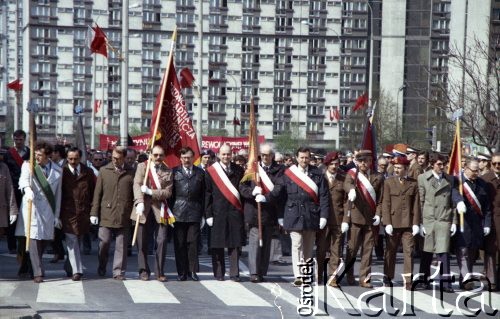 1.05.1982, Warszawa, Polska.
Święto Pracy. Uczestnicy pochodu pierwszomajowego. 
Fot. Edward Grochowicz, zbiory Ośrodka KARTA 
