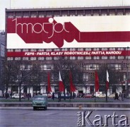 Ok. 1.05.1980, Warszawa, Polska.
Przygotowania do obchodów Święta Pracy. Dekoracje okolicznościowe na elewacji 
