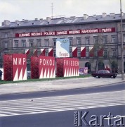 Ok. 1.05.1980, Warszawa, Polska.
Przygotowania do obchodów Święta Pracy. Dekoracje okolicznościowe z napisem 