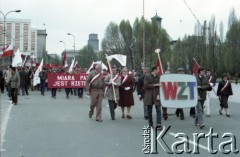 1.05.1985, Warszawa, Polska. 
Obchody Święta Pracy. Uczestnicy pochodu zmierzającego przez plac Zwycięstwa (obecnie pl. marsz. Piłsudskiego) niosą transparent z napisem: 