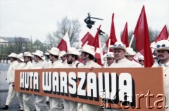 1.05.1985, Warszawa, Polska. 
Obchody Święta Pracy. Pochód zmierzający przez plac Teatralny. Uczestnicy niosą transparent z napisem: 