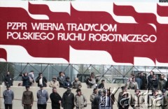 1.05.1985, Warszawa, Polska. 
Obchody Święta Pracy. Trybuna prasowa, ponad którą rozstawiono wielkoformatowy transparent z napisem: 