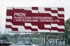 1.05.1985, Warszawa, Polska. 
Obchody Święta Pracy. Ustawiony na stelażu na placu Defilad okolicznościowy transparent z hasłem: 