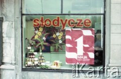 1.05.1985, Warszawa, Polska. 
Obchody Święta Pracy. Witryna sklepu udekorowana okolicznościowym plakatem z napisem: 