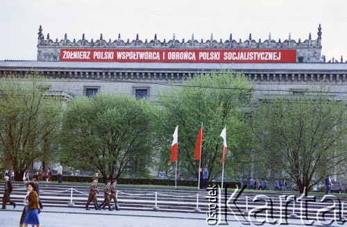 22.07.1985, Warszawa, Polska.
Święto Odrodzenia Polski (22 Lipca), na zdjęciu hasło propagandowe na Pałacu Kultury i Nauki.
Fot. Edward Grochowicz, zbiory Ośrodka KARTA