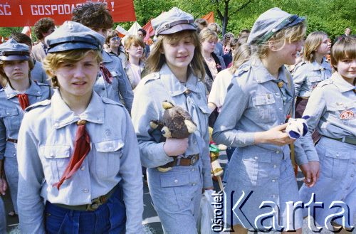 01.05.1986, Warszawa, Polska.
Pochód pierwszomajowy na ulicy Królewskiej, na zdjęciu harcerki.
Fot. Edward Grochowicz, zbiory Ośrodka KARTA