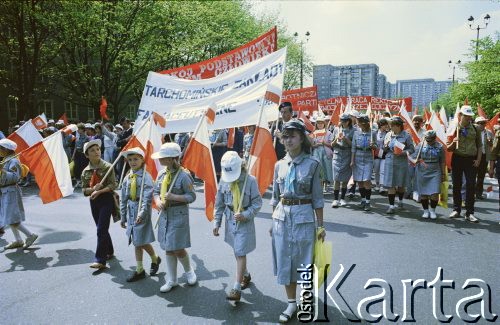 01.05.1986, Warszawa, Polska.
Pochód pierwszomajowy na ulicy Królewskiej, na zdjęciu harcerki.
Fot. Edward Grochowicz, zbiory Ośrodka KARTA