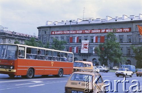 Lipiec 1986, Warszawa, Polska.
Dekoracja propagandowa z okazji X Zjazdu PZPR na tzw. 
