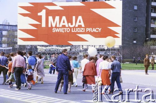 1.05.1987, Warszawa, Polska.
Pochód pierwszomajowy na placu Teatralnym.
Fot. Edward Grochowicz, zbiory Ośrodka KARTA
