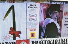 1.05.1987, Warszawa, Polska.
Obchody Święta Pracy, na zdjęciu plakat okolicznościowy na płocie oraz plakat przedstawienia 
