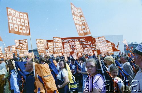 1.05.1987, Warszawa, Polska.
Pochód pierwszomajowy na placu Zwycięstwa (obecnie plac Piłsudskiego), na zdjęciu maszerują pracownicy Warszawskich Zakładów Kaletniczych NOMA.
Fot. Edward Grochowicz, zbiory Ośrodka KARTA