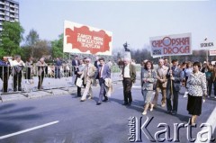 1.05.1988, Warszawa, Polska.
Pochód pierwszomajowy na placu Teatralnym, na zdjęciu maszerują pracownicy redakcji czasopisma 