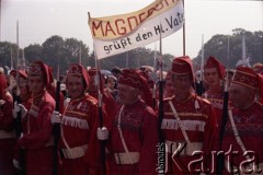 4.06.1979, Częstochowa, Polska.
Pierwsza pielgrzymka papieża Jana Pawła II do Polski w dniach 2-10 czerwca 1979 roku. Mężczyźni z transparentem: 