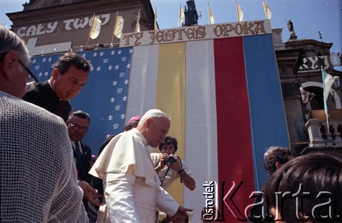 4.06.1979, Częstochowa, Polska.
Pierwsza pielgrzymka papieża Jana Pawła II do Polski w dniach 2-10 czerwca 1979 roku. Spotkanie Ojca Świętego z wiernymi na Jasnej Górze. Za Janem Pawłem II prałat antykamery papieskiej ksiądz Juliusz Paetz.
Fot. Edward Grochowicz, zbiory Ośrodka KARTA