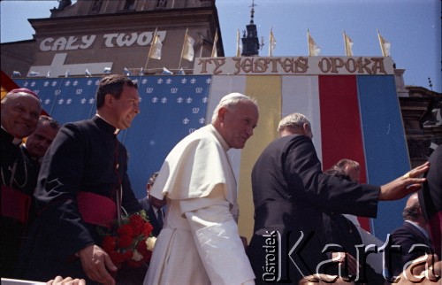 4.06.1979, Częstochowa, Polska.
Pierwsza pielgrzymka papieża Jana Pawła II do Polski w dniach 2-10 czerwca 1979 roku. Spotkanie Ojca Świętego z wiernymi na Jasnej Górze. Za Janem Pawłem II prałat antykamery papieskiej ksiądz Juliusz Paetz , 2. z lewej (w głębi) papieski ceremoniarz John Magee.
Fot. Edward Grochowicz, zbiory Ośrodka KARTA