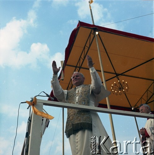 4.06.1979, Częstochowa, Polska.
Pierwsza pielgrzymka papieża Jana Pawła II do Polski w dniach 2-10 czerwca 1979 roku. Ojciec Święty na Jasnej Górze.
Fot. Edward Grochowicz, zbiory Ośrodka KARTA