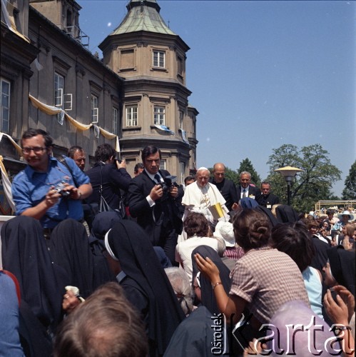 4.06.1979, Częstochowa, Polska.
Pierwsza pielgrzymka papieża Jana Pawła II do Polski w dniach 2-10 czerwca 1979 roku. Spotkanie Ojca Świętego z wiernymi na Jasnej Górze. Przed Janem Pawłem II fotograf Arturo Mari.
Fot. Edward Grochowicz, zbiory Ośrodka KARTA