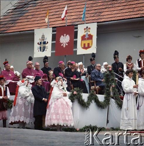 7.06.1979, Kalwaria Zebrzydowska, Polska.
Pierwsza pielgrzymka papieża Jana Pawła II do Polski w dniach 2-10 czerwca 1979 roku. Wierni i biskupi podczas spotkania z Ojcem Świętym  w sanktuarium pasyjno-maryjnym oo. bernardynów. 
Fot. Edward Grochowicz, zbiory Ośrodka KARTA 
