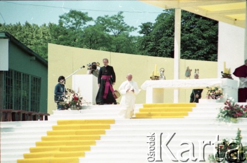 21.06.1983, Wrocław, Polska.
Druga pielgrzymka papieża Jana Pawła II do Polski w dniach 16-23 czerwca 1983 roku. Ojciec Święty podczas mszy świętej na hipodromie w Partynicach, z tyłu ksiądz Stanisław Dziwisz.
Fot. Edward Grochowicz, zbiory Ośrodka KARTA