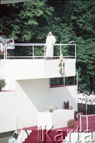 21.06.1983, Góra Świętej Anny, Wyżyna Śląska, Polska.
Druga pielgrzymka papieża Jana Pawła II do Polski w dniach 16-23 czerwca 1983 roku. Nieszpory maryjne odprawiane przez Ojca Świętego.
Fot. Edward Grochowicz, zbiory Ośrodka KARTA