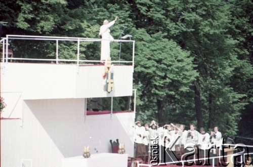 21.06.1983, Góra Świętej Anny, Wyżyna Śląska, Polska.
Druga pielgrzymka papieża Jana Pawła II do Polski w dniach 16-23 czerwca 1983 roku. Ojciec Święty pozdrawia wiernych. Na Górze Świętej Anny papież przewodniczył nieszporom maryjnym. 
Fot. Edward Grochowicz, zbiory Ośrodka KARTA