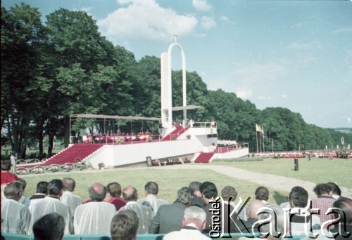 21.06.1983, Góra Świętej Anny, Wyżyna Śląska, Polska.
Druga pielgrzymka papieża Jana Pawła II do Polski w dniach 16-23 czerwca 1983 roku. Nieszpory maryjne, którym przewodniczy Ojciec Święty.
Fot. Edward Grochowicz, zbiory Ośrodka KARTA