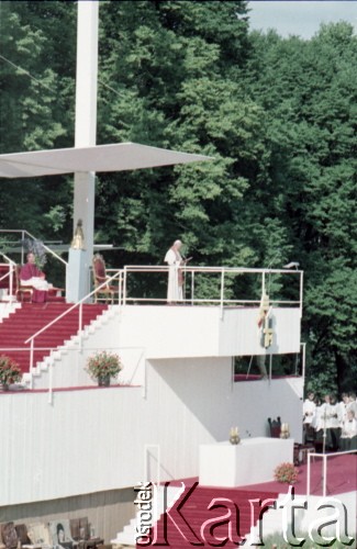 21.06.1983, Góra Świętej Anny, Wyżyna Śląska, Polska.
Druga pielgrzymka papieża Jana Pawła II do Polski w dniach 16-23 czerwca 1983 roku. Nieszpory maryjne, którym przewodniczy Ojciec Święty.
Fot. Edward Grochowicz, zbiory Ośrodka KARTA