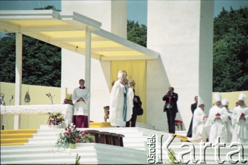 21.06.1983, Wrocław, Polska.
Druga pielgrzymka papieża Jana Pawła II do Polski w dniach 16-23 czerwca 1983 roku. Ojciec Święty pozdrawia wiernych podczas mszy świętej na hipodromie w Partynicach.
Fot. Edward Grochowicz, zbiory Ośrodka KARTA