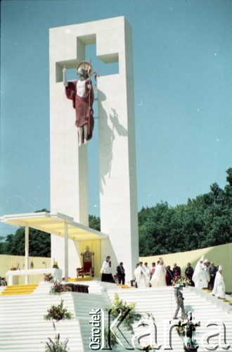 21.06.1983, Wrocław, Polska.
Druga pielgrzymka papieża Jana Pawła II do Polski w dniach 16-23 czerwca 1983 roku. Msza święta sprawowana przez Ojca Świętego na hipodromie w Partynicach, widok na ołtarz.
Fot. Edward Grochowicz, zbiory Ośrodka KARTA