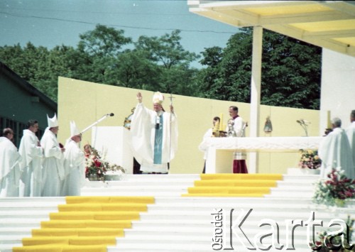 21.06.1983, Wrocław, Polska.
Druga pielgrzymka papieża Jana Pawła II do Polski w dniach 16-23 czerwca 1983 roku. Ojciec Święty pozdrawia wiernych podczas mszy świętej na hipodromie w Partynicach.
Fot. Edward Grochowicz, zbiory Ośrodka KARTA