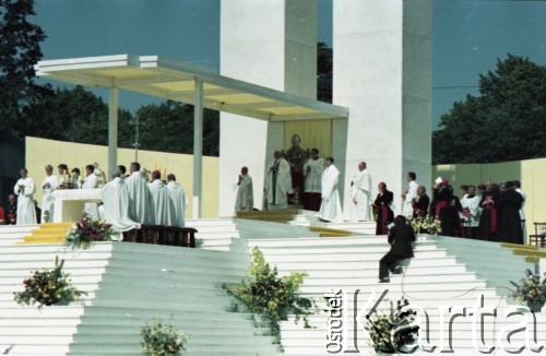 21.06.1983, Wrocław, Polska.
Druga pielgrzymka papieża Jana Pawła II do Polski w dniach 16-23 czerwca 1983 roku. Msza święta sprawowana przez Ojca Świętego na hipodromie w Partynicach.
Fot. Edward Grochowicz, zbiory Ośrodka KARTA