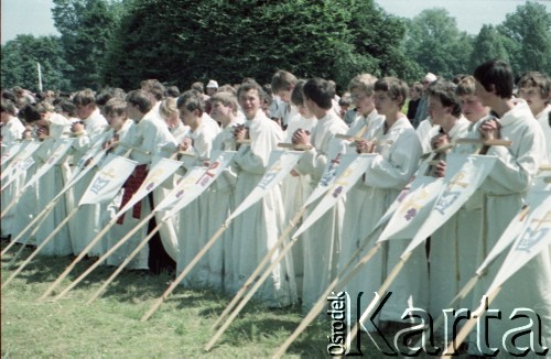 21.06.1983, Wrocław, Polska.
Druga pielgrzymka papieża Jana Pawła II do Polski w dniach 16-23 czerwca 1983 roku. Ministranci podczas mszy świętej sprawowanej przez Ojca Świętego na hipodromie w Partynicach.
Fot. Edward Grochowicz, zbiory Ośrodka KARTA