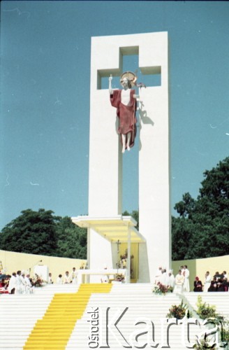 21.06.1983, Wrocław, Polska.
Druga pielgrzymka papieża Jana Pawła II do Polski w dniach 16-23 czerwca 1983 roku. Msza święta sprawowana przez Ojca Świętego na hipodromie w Partynicach, widok na ołtarz.
Fot. Edward Grochowicz, zbiory Ośrodka KARTA