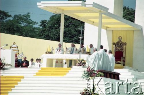 21.06.1983, Wrocław, Polska.
Druga pielgrzymka papieża Jana Pawła II do Polski w dniach 16-23 czerwca 1983 roku. Msza święta sprawowana przez Ojca Świętego na hipodromie w Partynicach.
Fot. Edward Grochowicz, zbiory Ośrodka KARTA