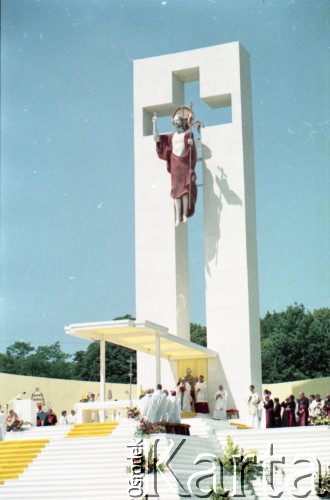 21.06.1983, Wrocław, Polska.
Druga pielgrzymka papieża Jana Pawła II do Polski w dniach 16-23 czerwca 1983 roku. Msza święta sprawowana przez Ojca Świętego na hipodromie w Partynicach, widok na ołtarz.
Fot. Edward Grochowicz, zbiory Ośrodka KARTA